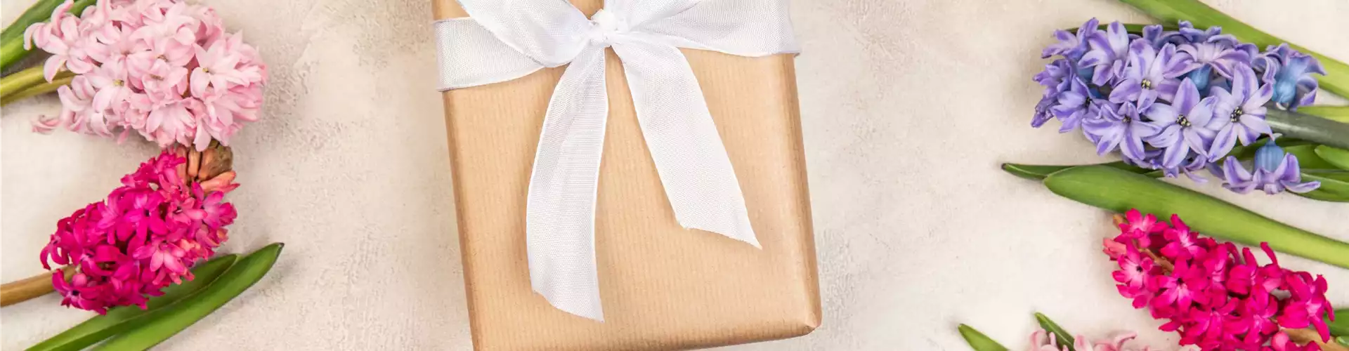 Valentinstag - Geschenk und Hyazinthen